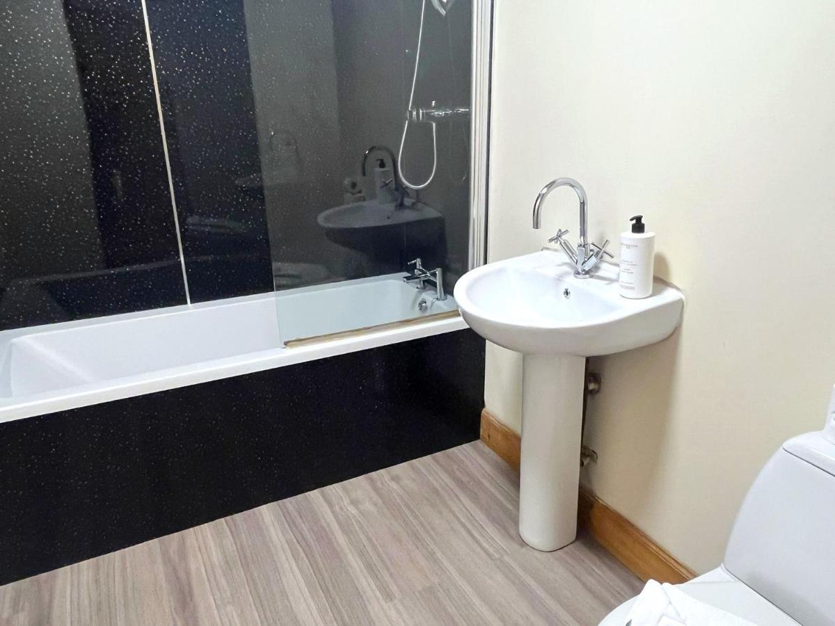 אדינבורו Elegant 2 Bedroom Chalet מראה חיצוני תמונה