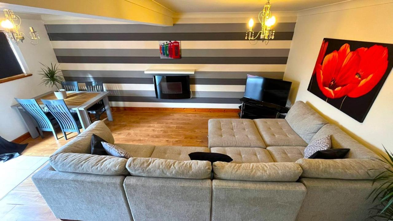 אדינבורו Elegant 2 Bedroom Chalet מראה חיצוני תמונה