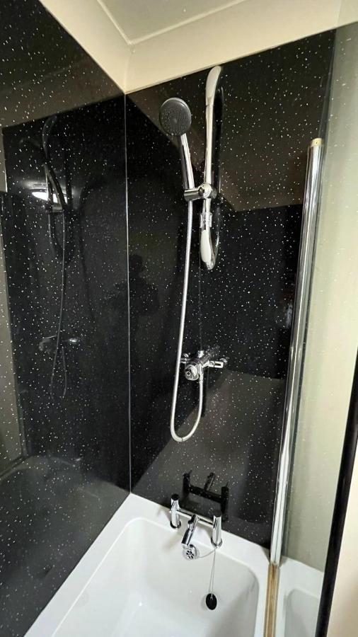 אדינבורו Elegant 2 Bedroom Chalet מראה חיצוני תמונה
